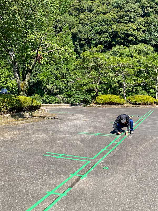 駐車場のライン引き作業をしました