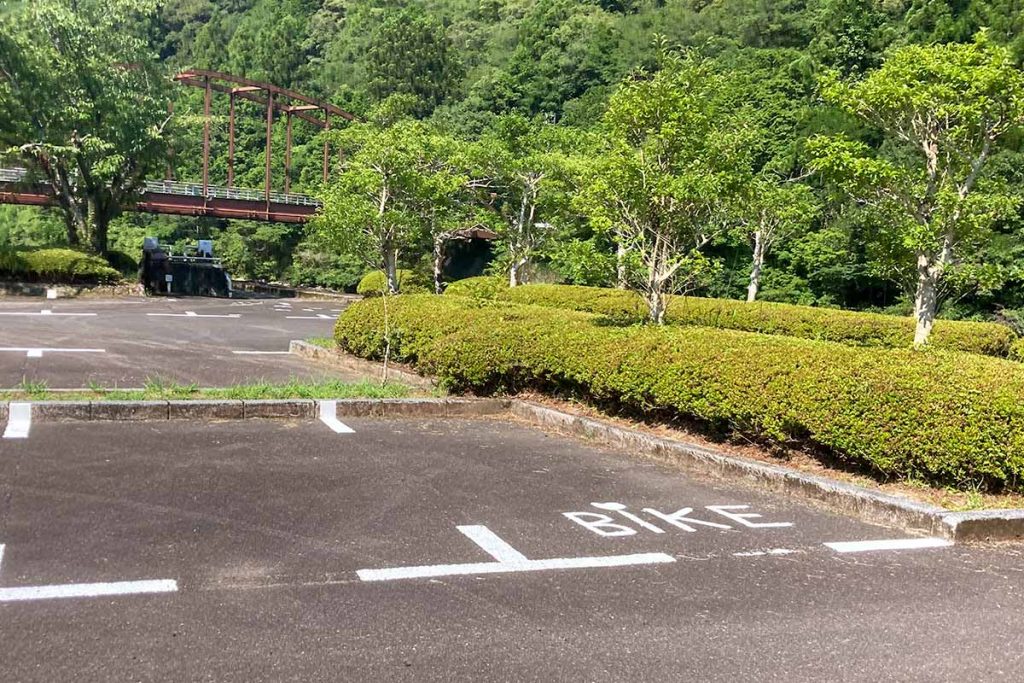 駐車場のライン引き作業をしました