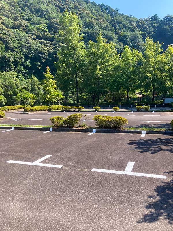 駐車場のライン引き作業をしました
