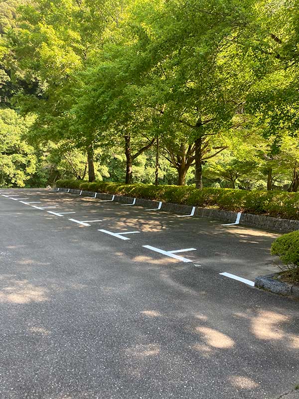駐車場のライン引き作業をしました
