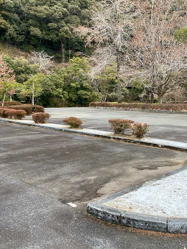 駐車場のライン引き作業をしました